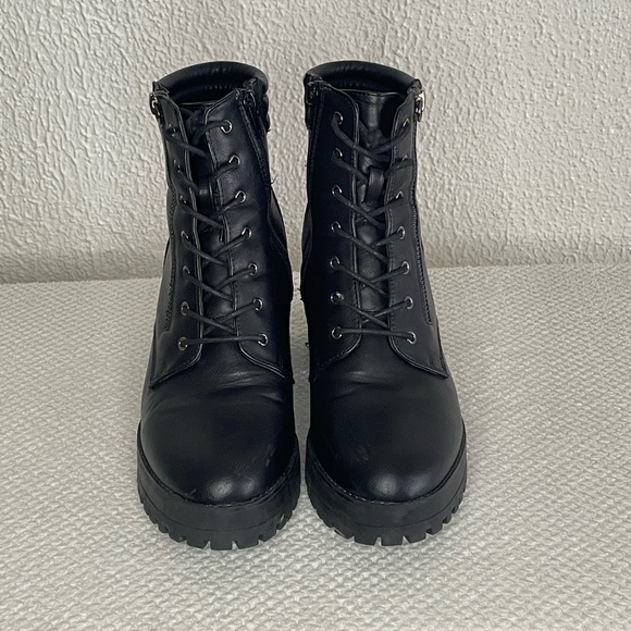 Black lace up combat boots with heel - size 9 - Picture 2 of 5